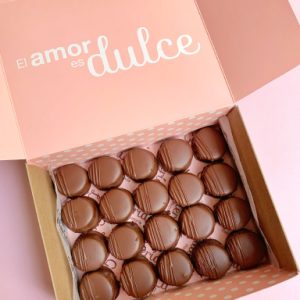 Caja para compartir minialfajores cubiertos de chocolate